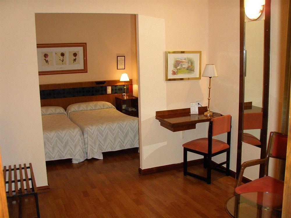 Hotel Madrid Bierzo Понферрада Екстер'єр фото