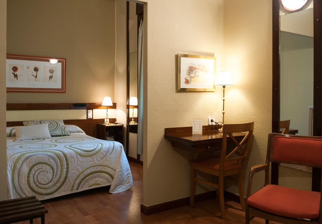 Hotel Madrid Bierzo Понферрада Екстер'єр фото